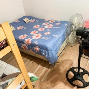 a bed in a room with a fan and a camera at Alojamiento Gonzalez Paz in Puerto Madryn