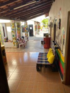 une salle avec un magasin et une salle avec des tables et des chaises dans l'établissement HOSTEL YA DUDU E BISTRO, à Cuiabá