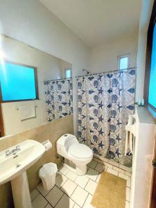 Hotel Allende في لاباز: حمام به مرحاض أبيض ومغسلة