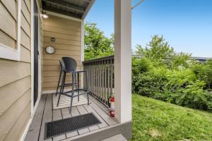 Rõdu või terrass majutusasutuses Condo with Pool and Free Parking Walk Downtown & Germantown +38 fotot