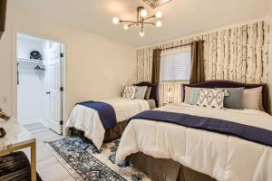 Voodi või voodid majutusasutuse Condo with Pool and Free Parking Walk Downtown & Germantown toas