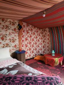 Postel nebo postele na pokoji v ubytování Camp Familia Erg Chebbi