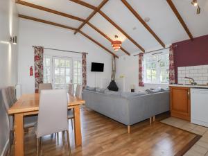 un soggiorno con divano e tavolo di Minions Cottage a Bodmin