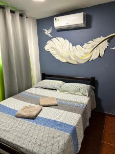 1 dormitorio con 2 camas y aire acondicionado en la pared en Hostal Mom Mariela en San Andrés
