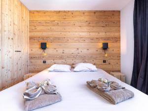 een slaapkamer met een bed met handdoeken erop bij Appartement Avoriaz, 3 pièces, 6 personnes - FR-1-314-202 in Morzine