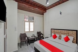 Säng eller sängar i ett rum på Flagship Shree Shyam Residency