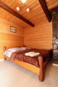 a bedroom with a bed in a log cabin at "Карпати" in Yablunytsya