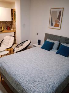 Postel nebo postele na pokoji v ubytování CityStay Studio - Modern stay with garage