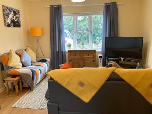 un soggiorno con divano e TV di Home from Home in our Self-Contained Annexe a Radwinter