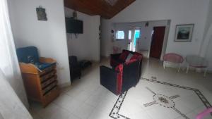 een woonkamer met een bank en een stoel bij Cabañas Las Gemelas in Melgar