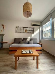 uma sala de estar com um sofá e uma mesa de centro em Cálido Home en corazón Ciudad Vieja em Montevidéu