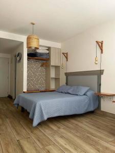 una camera con letto e piumone blu di Cálido Home en corazón Ciudad Vieja a Montevideo