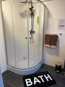 uma casa de banho com um chuveiro e um tapete de banho em Apartment Mirabelle 5 em Püttlingen
