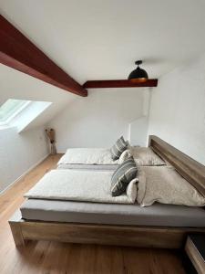 ein Schlafzimmer mit einem Bett in einem Zimmer in der Unterkunft Apartment Mirabelle 5 in Püttlingen