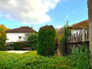 a yard with a fence and a house at Vila Omainiche Ribarica in Ribarica
