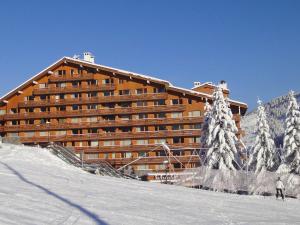 a large building on a ski slope in the snow at Appartement Méribel, 2 pièces, 4 personnes - FR-1-182-21 in Méribel