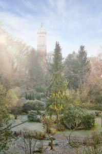 een tuin met een klokkentoren op de achtergrond bij Stadt- Naturnah, Traumblick und Balkon in Baden-Baden