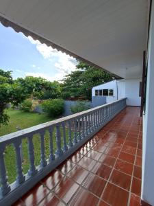 un balcón de una casa con vistas al patio en Sobrado da Ruth, en Guaratuba
