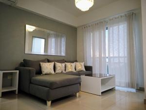 a living room with a couch and a mirror at Confortable apto. en Boca Chica in Boca Chica