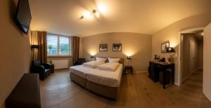 Landhotel Flora & Fauna في وينتربرغ: غرفه فندقيه بسرير ونافذه