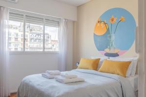 1 dormitorio con 1 cama con toallas en Fliphaus Libertador 1000 - 1 Bd Recoleta en Buenos Aires