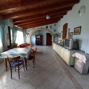 een keuken en een woonkamer met een tafel en stoelen bij Casa Bia Mara IUN SU172600 in Villanovaforru