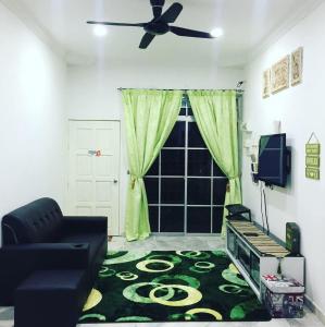 ein Wohnzimmer mit einem Sofa und einem Deckenventilator in der Unterkunft Hz Homestay Bertam in Kepala Batas