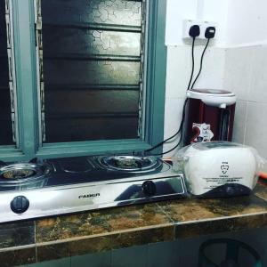 einem Toaster, der auf einer Theke neben einem Fenster sitzt in der Unterkunft Hz Homestay Bertam in Kepala Batas