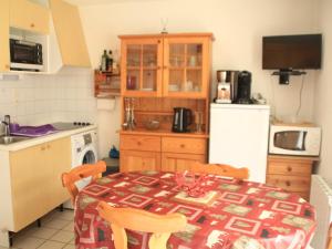 シャテルにあるAppartement Châtel, 2 pièces, 4 personnes - FR-1-200-168のテーブルクロス付きのキッチンが備わります。