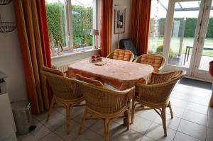 een eetkamer met een tafel en stoelen en een raam bij Kustverhuur, Park Scheldeveste Schelde 007 in Breskens