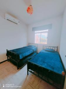 une chambre avec deux lits et une fenêtre dans l'établissement Hermosa casa a un paso del mar! Las mejores vacaciones para todos!!!!, à La Sabana