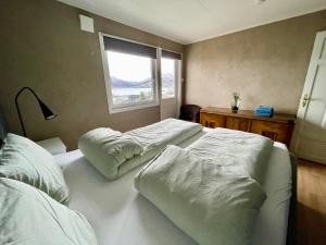 Tempat tidur dalam kamar di Penthouse with panorama view and great location!