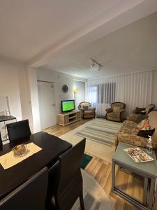 ein Wohnzimmer mit einem Sofa und einem Tisch in der Unterkunft House For Rent in Pristina