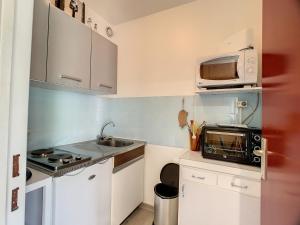 A cozinha ou kitchenette de Studio La Toussuire, 1 pièce, 4 personnes - FR-1-416-13