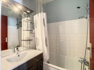 Un baño de Studio La Toussuire, 1 pièce, 4 personnes - FR-1-416-13