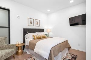Ένα ή περισσότερα κρεβάτια σε δωμάτιο στο Penthouse River View Walk Downtown, Garage Parking