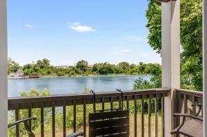 Vaade puhkemaja lähedal voolavale jõele