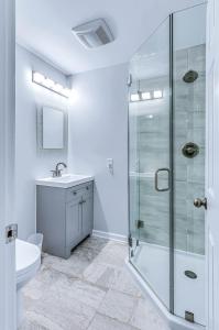 Vannituba majutusasutuses Riverfront View near Downtown, Walk to Restaurants