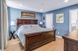 Voodi või voodid majutusasutuse Riverfront View near Downtown, Walk to Restaurants toas