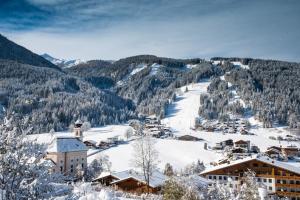 a town covered in snow with mountains in the background at Appartement Stahlhammer in Flachau