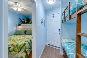 ein Schlafzimmer mit einem Bett und einer Treppe in der Unterkunft Corpus Christi Condo with Balcony and Beach Views! in Corpus Christi