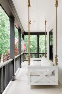 una sala de estar con un columpio en un porche en Stunning Estate in Leipers Fork with Pool, Hot Tub, Sauna, en Franklin