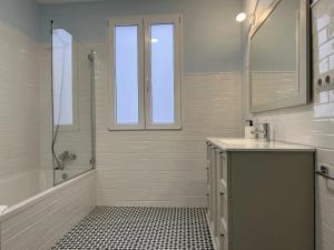 Un baño blanco con bañera y lavabo. en VICTORIA LIVING-CENTRO Parking gratuito, en Córdoba 24 fotos más