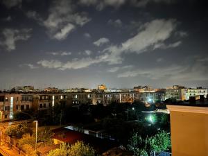 vista de uma cidade à noite com edifícios em B&B Gisa House em Pomigliano dʼArco