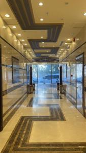 an empty lobby with glass doors and a building at فندق اوتاد المتحدة عبالله الخياط in Mecca