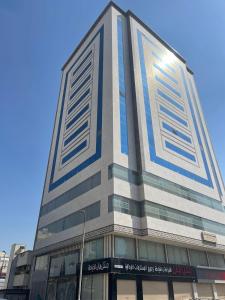 a tall building with the sun shining on it at فندق اوتاد المتحدة عبالله الخياط in Mecca
