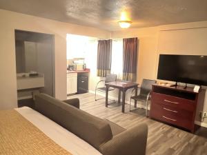 Habitación de hotel con cama y mesa con sillas en Travelodge by Wyndham Redding CA en Redding