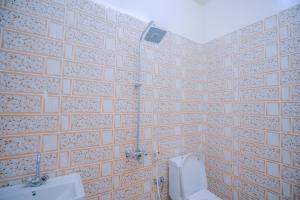 La salle de bains est pourvue de toilettes et d'un lavabo. dans l'établissement BIDIYYA Inn, à Al Raka