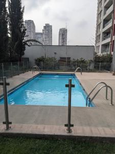 una grande piscina con una croce sopra di Habitación amplia en Santiago c3ntro a Santiago