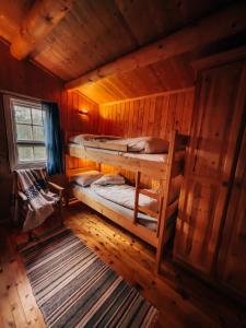 レーロースにあるRyen Hytteutleie - Cottagesのキャビン内の二段ベッド2台が備わる客室です。